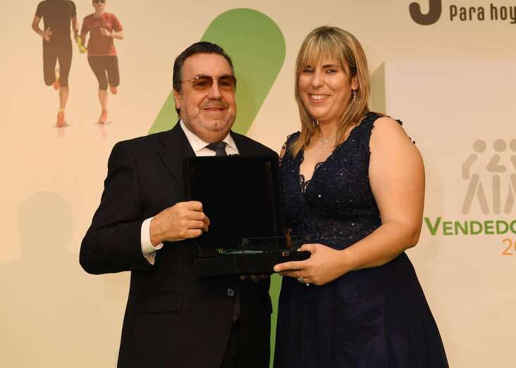 Jessica Rodríguez, en el momento de recoger el premio (Foto TA)